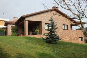 Fachada  principal y  lateral :Vivienda-Unifamilar 