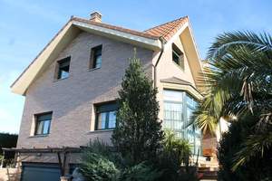 Fachada principal y lateral :Vivienda-Unifamilar 