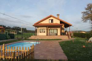 Fachada lateral con piscina  :Vivienda-Unifamiliar 