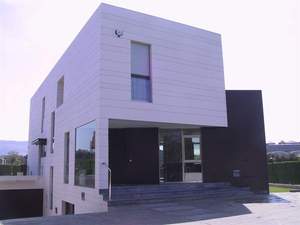 Fachada principal y lateral : Vivienda-Unifamilia