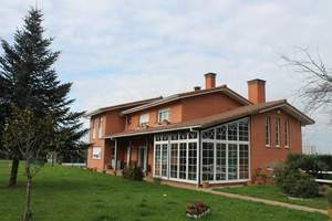 Fachada  principal y  lateral 2  :Vivienda-Unifamilar 