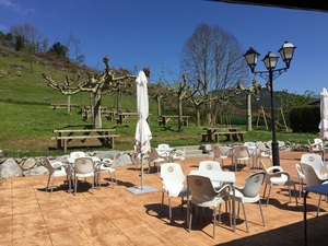 Terraza Trasera : Bar Las Brisas Pravianas (Cañedo)