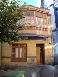 Fachada principal antes de Restauracion de vivienda protegia Candas