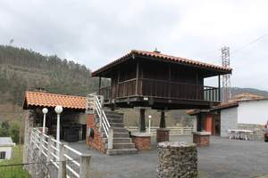 Horreo  con parilla: Restauracion de Casa con Urbanizacion 